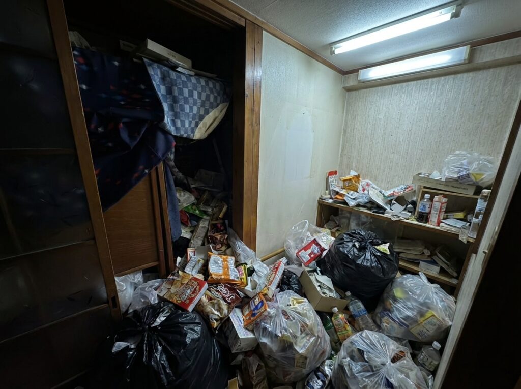 北海道新十津川町2LDKアパートT様のゴミ屋敷片付け事例 Before
