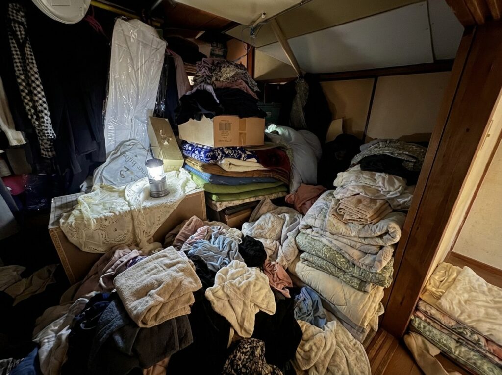 北海道秩父別町1DKマンションS様のゴミ屋敷片付け事例 Before