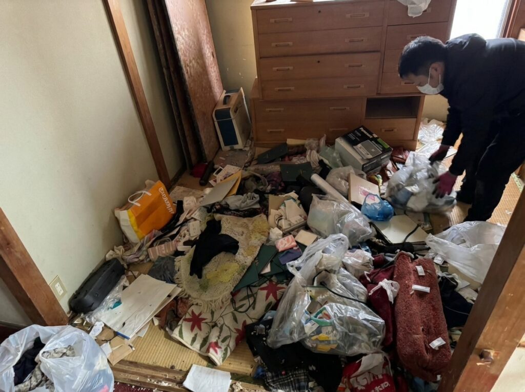 北海道中富良野町1DKアパートK様のゴミ屋敷片付け事例 Before
