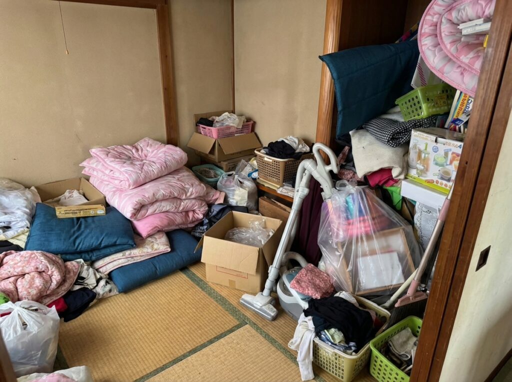 北海道占冠村2DKマンションI様のゴミ屋敷片付け事例 Before