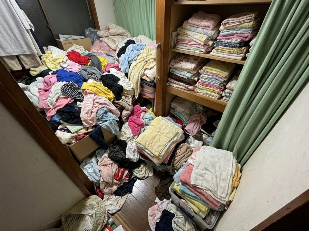 北海道剣淵町1KアパートH様のゴミ屋敷片付け事例 Before