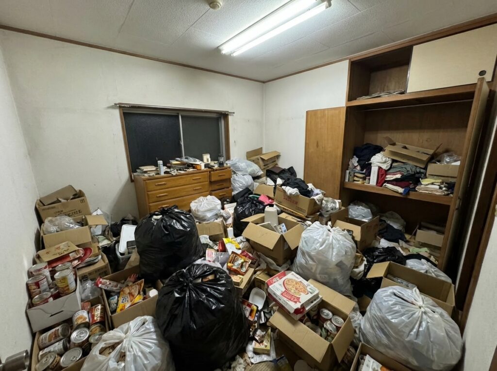 北海道音威子府村2DKマンションS様のゴミ屋敷片付け事例 Before