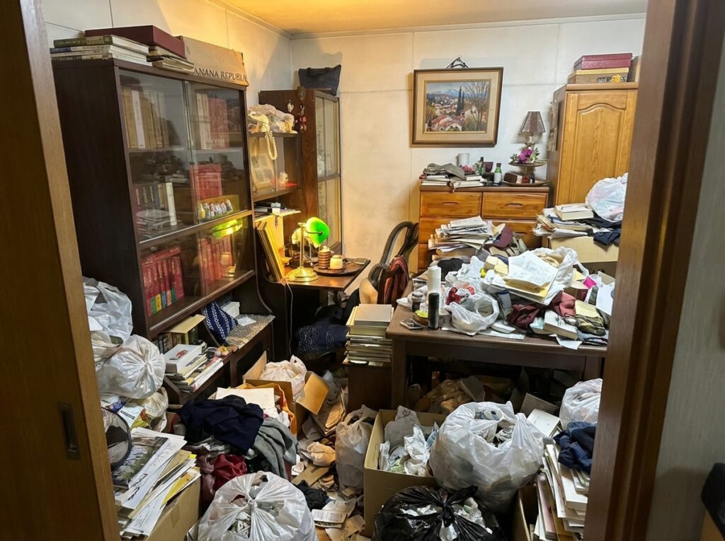 北海道苫前町1DKアパートY様のゴミ屋敷片付け事例 Before