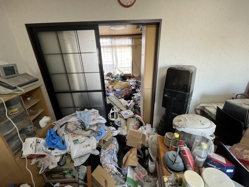 ゴミ屋敷片付け｜山梨県身延町1DKマンションＩ.Ｋ様の作業事例 Before
