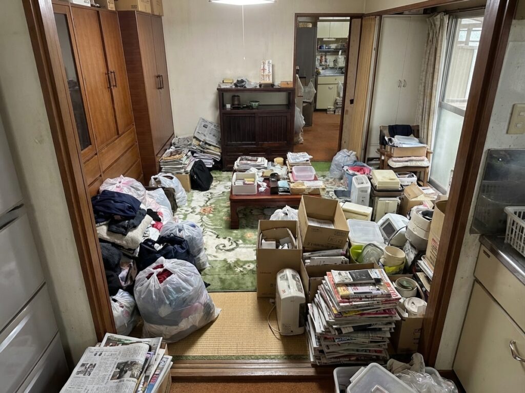 北海道天塩町2DK店舗兼住宅T様のゴミ屋敷片付け事例 Before