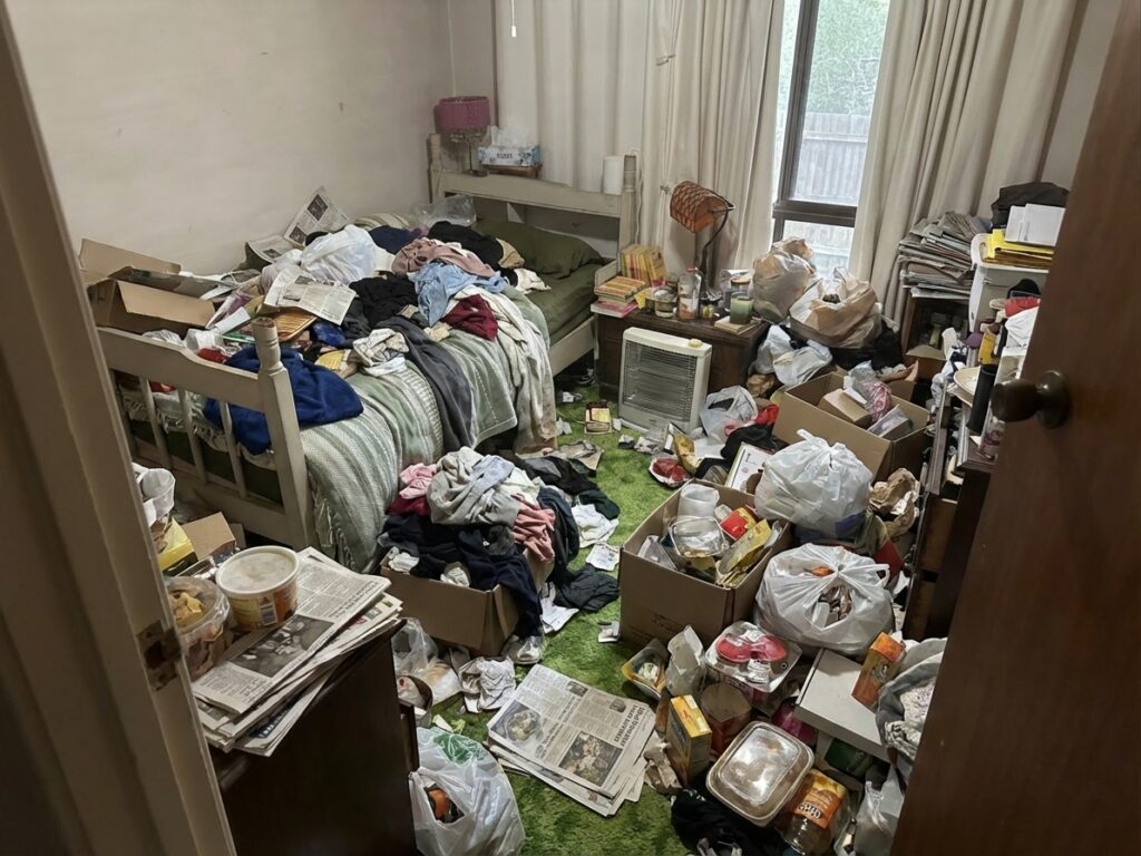 北海道利尻町1KアパートS様のゴミ屋敷片付け事例 Before