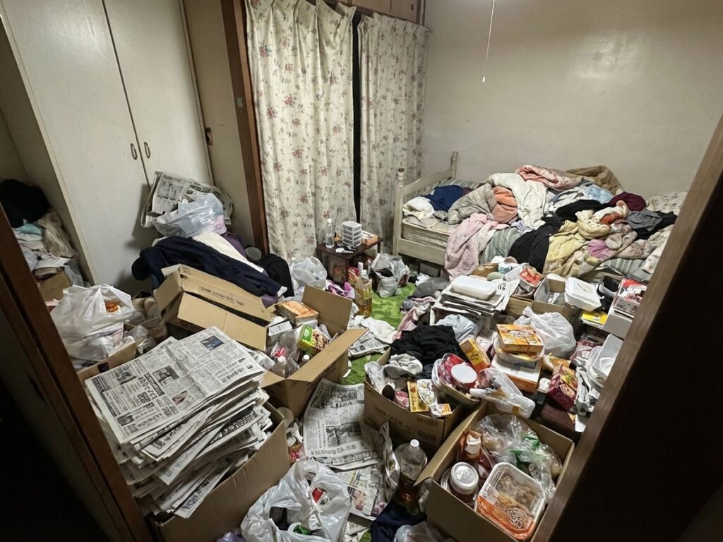 北海道遠軽町4LDK二世帯住宅S様のゴミ屋敷片付け事例 Before