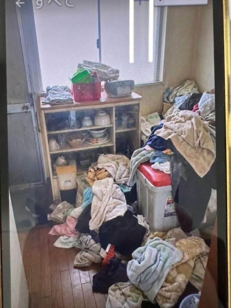 北海道厚真町2LDKアパートN様のゴミ屋敷片付け事例 Before