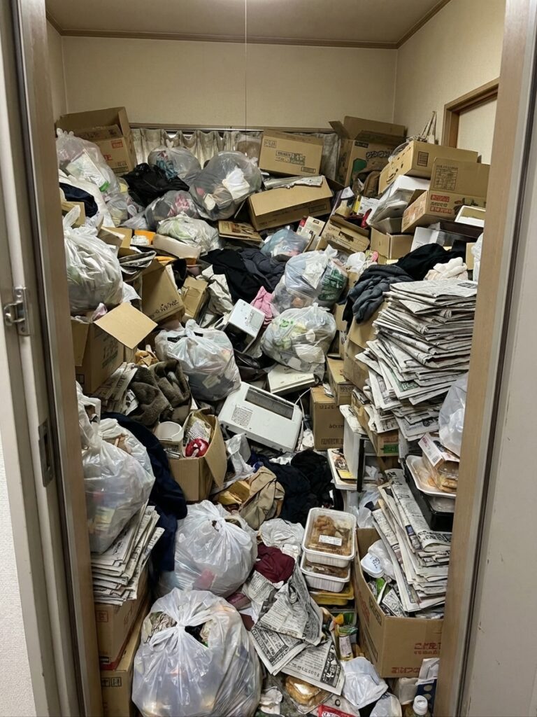 北海道日高町1LDKマンションU様のゴミ屋敷片付け事例 Before
