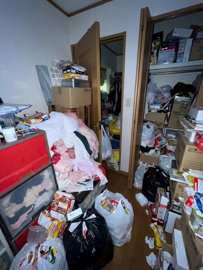 北海道利尻富士町1KマンションE様のゴミ屋敷片付け事例 Before