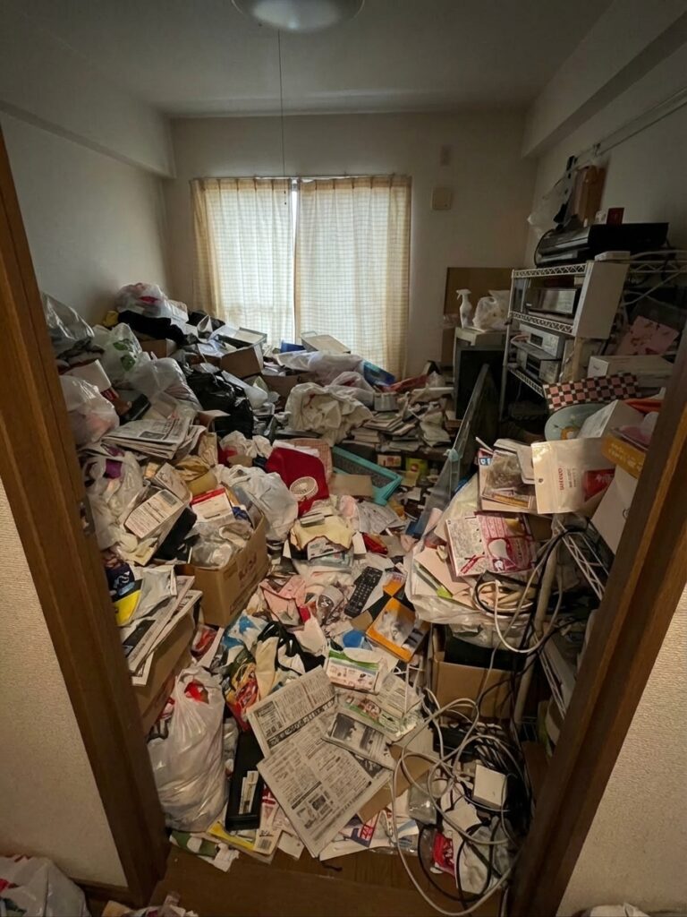 北海道置戸町2LDKマンションG様のゴミ屋敷片付け事例 Before